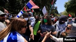 Demonstran pro-Palestina dan para pendukung Israel saling bertikai dalam aksi protes di Universitas California Los Angeles, pada 28 April 2024. (Foto: Reuters/David Swanson)