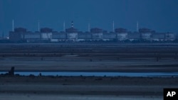 FILE - Pembangkit listrik tenaga nuklir Zaporizhzhia, yang terbesar di Eropa, di Enerhodar, Ukraina, yang diduduki Rusia, 27 Juni 2023. Pembangkit tersebut berada di bawah kendali militer Rusia sejak 2022.