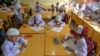 Para siswa mengikuti hari pertama sekolah di sebuah sekolah dasar di Banda Aceh pada 17 Juli 2023 (Foto: AFP)