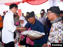Presiden Jokowi memberikan bantuan beras kepada masyarakat yang membutuhkan berupa 10 kg per Kepala keluarga yang akan dibagikan kepada 21,3 juta keluarga penerima manfaat. (Biro Setpres)