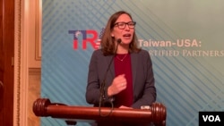 资料照：美国在台协会主席劳拉·罗森伯格在国会山《台湾关系法》45周年庆祝活动发表讲话。（2024年3月6日，美国之音锺辰芳拍摄）