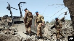 Penjaga perdamaian PBB memeriksa jembatan yang hancur akibat serangan udara Israel, di Maaliya, Lebanon, 7 April 2023. Israel melancarkan serangan langka di Lebanon selatan Jumat pagi dan membom sasaran di Jalur Gaza, pasca kekerasan di tempat suci paling sensitif di Yerusalem.