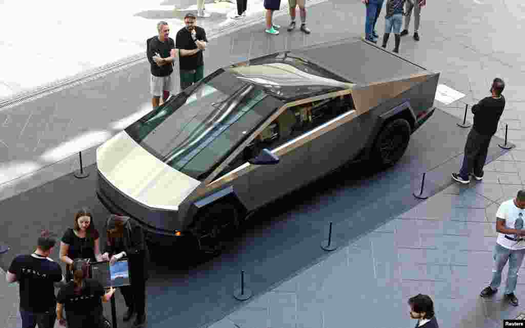 Kendaraan Cybertruck produksi Tesla dipamerkan di Mall of Berlin, Jerman, 2 Mei 2024.
