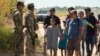 Para migran yang menyeberang dari Meksiko ke Amerika serikat diarahkan menuju pusat-pusat imigrasi di Eagle Pass, Texas, Kamis, 21 September 2023. (Foto: Eric Gay/AP Photo)