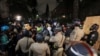 Aparat kepolisian mencoba mengosongkan area di dekat perkemahan yang didirikan para demonstran pro-Palestina di University of California, Los Angeles (UCLA), di Los Angeles, California, pada 1 Mei 2024. (Foto: Reuters/David Swanson)