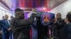 Sejumlah pejabat mengatur podium sebelum pelantikan Dewan Transisi Haiti yang bertugas memilih Perdana Menteri dan kabinet yang baru di Port-au-Prince, pada 25 April 2024. (Foto: AP/Ramon Espinosa)