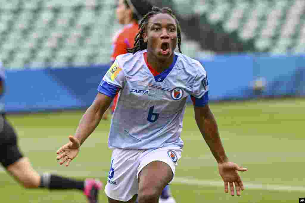 Melchie Dumonay selebrea apre premye gol seleksyon nasyonal Ayiti nan match kalifikasyon pou Mondyal foutbol FIFA a kont Chili nan vil Auckland, La Nouvel Zeland, Mekredi 22 Fevriye, 2023.