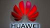 Logo Huawei terpasang di salah satu mal di Beijing, China, dalam foto yang diambil pada 4 Juli 2018. (Foto: AP/Mark Schiefelbein)
