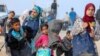 Para pengungsi Palestina berusaha untuk kembali ke rumah mereka di Gaza utara melalui pos pemeriksaan Israel, di tengah konflik antara Israel dan Hamas, seperti yang terlihat dari Jalur Gaza tengah hari Senin, 15 April 2024.