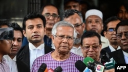 Pemenang Hadiah Nobel Perdamaian, Muhammad Yunus (tengah), berbicara kepada awak media setelah mengajukan banding untuk memperpanjang jaminan pembebasan di pengadilan ketenagakerjaan di Dhaka, Bangladesh, 23 Mei 2024. (Foto: Munir Uz Zaman/AFP)
