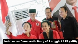 Presiden Joko Widodo berswafoto dengan Puan Maharani, Ketua Umum PDIP Megawati Sukarnoputri, Gubernur Jawa Tengah Ganjar Pranowo usai penetapan Ganjar sebagai capres dari PDIP untuk pilpres 2024, 21 April 2023. (Foto: PDIP via AFP)