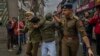Polisi India menangkap seorang demonstran pada aksi protes di Srinagar, ibu kota Kashmir-India (foto: ilustrasi). 