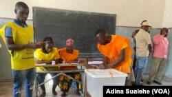 Delegados de mesa conferem materiais em assembleia de voto em Nampula, pelas eleições autárquicas a 11 de outubro. Moçambique