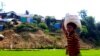 FILE - Seorang anak laki-laki Rohingya membawa jatah makanan untuk keluarganya dari toko yang dikelola Program Pangan Dunia PBB (WFP) di kamp pengungsi Cox's Bazar, Bangladesh.