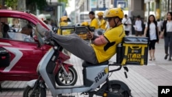 中国国家统计局2023年8月31日公布的报告显示服务业景气下滑。（美联社资料图）