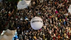 台灣立法院在通過國會改革法案後，支持執政黨民進黨的民眾聚集立法院外，放出「拒絕中國幹政」的氣球。 (2024年5月28日)