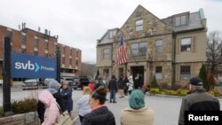 Sejumlah nasabah bank mengantre di luar cabang Silicon Valley Bank di Wellesley, Massachusetts, AS, 13 Maret 2023. (Foto: REUTERS/Brian Snyder)