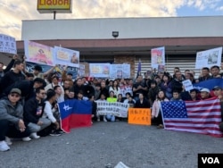 ชาวจีนที่ต่อต้านรัฐบาลกรุงปักกิ่งและผู้อพยพทั้งใหม่และเก่า ร่วมประท้วงการประชุมใหญ่รัฐบาลจีน ที่มอนเตเรย์ปาร์ค ใกล้นครลอสแอนเจลิส เมื่อ 3 มี.ค. 2567