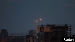 우크라이나 수도 크이우(러시아명 키예프) 상공에서 새벽을 틈탄 러시아군의 무인항공기(드론) 공습 중 섬광이 터지고 있다. (자료사진)