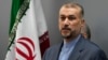 Menteri Luar Negeri Iran Hossein Amirabdollahian berbicara kepada para wartawan dalam konferensi pers bersama Menteri Luar Negeri Lebanon Abdallah Bouhabib (tidak tampak di foto) di Beirut, Lebanon, Jumat, 13 Oktober 2023. (Foto: Hussein Malla/AP)