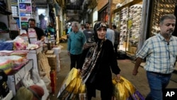 Sejumlah warga tampak berbelanja di salah satu pasar di Teheran, Iran, pada 24 April 2024. (Foto: AP/Vahid Salemi)