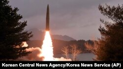 북한이 지난 3월 공개한 탄도미사일 발사 장면. (자료사진)