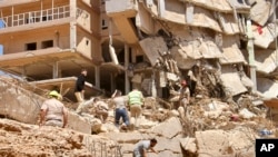 Tim SAR melakukan pencarian korban di Derna, Libya, 13 September 2023. (AP/Yousef Murad)