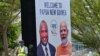 Seorang petugas keamanan berdiri di samping spanduk yang menampilkan Perdana Menteri Papua Nugini (kiri) dan Perdana Menteri India Narendra Modi di ibu kota Port Moresby, Papua Nugini, 18 Mei 2023. 