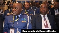 Comandante da Polícia Nacional de Angola, Arnaldo Carlos (e) e Chefe dos Serviços Secretos de Angola, general Fernando Miala (d) em conferência da Interpol em Luanda, Angola