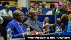 Président Félix Tshisekedi (G2) ya RDC na ministre wa ye ya Mambi ya Bapaya, Christophe Lutundula (G1) na likita lya Conseil ya kimya mpe bokengi ya Union africaine, Addis Abeba, Ethiopie, 17 sanza ya mibale 2023.