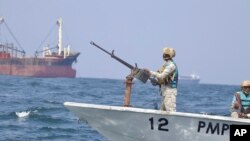 Polisi maritim menggelar patroli di Teluk Aden di lepas pantai Somalia, pada 26 November 2023. (Foto: AP/Jackson Njehia)