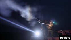 在切爾尼戈夫州，烏克蘭某反無人機機動防空部隊的軍人在戰鬥中使用機關槍射擊。(2024年3月28日)
