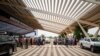 Sejumlah penumpang tampak mengantre di luar Bandara Internasional Diori Hamani di Niamey, Niger, pada 2 Agustus 2023. (Foto: AFP/Handout/Ministry for Europe and Foreign Affairs (MEAE))