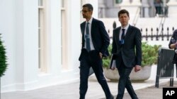 CEO Alphabet Sundar Pichai (kiri) dan CEO OpenAI Sam Altmantiba di Gedung Putih, Washington, untuk bertemu dengan Wakil Presiden AS Kamala Harris membicarakan soal kecerdasan buatan pada 4 Mei 2023. (Foto: AP/Evan Vucci)
