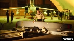 지난 2003년 걸프 지역에 파병된 영국 공군 장병들이 '스톰 섀도' 미사일을 토네이도 GR4 항공기에 장착하기 위해 준비하고 있다. (자료사진)