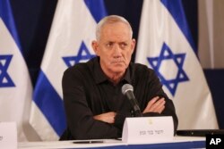Menteri Pertahanan Israel Yoav Gallant menghadiri konferensi pers di pangkalan militer Kirya di Tel Aviv, Israel, 28 Oktober 2023. (Foto: via AP)