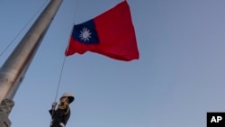 资料照：台湾士兵在傍晚的台北中山纪念堂前举行降旗仪式。（2024年1月12日）