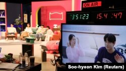 Syuting acara reality show "Living Together without Marriage" atau "Tinggal Bersama tanpa Menikah" di sebuah studio di Seoul, Korea Selatan, 24 Februari 2023. (Foto: Soo-Hyeon Kim/Reuters)