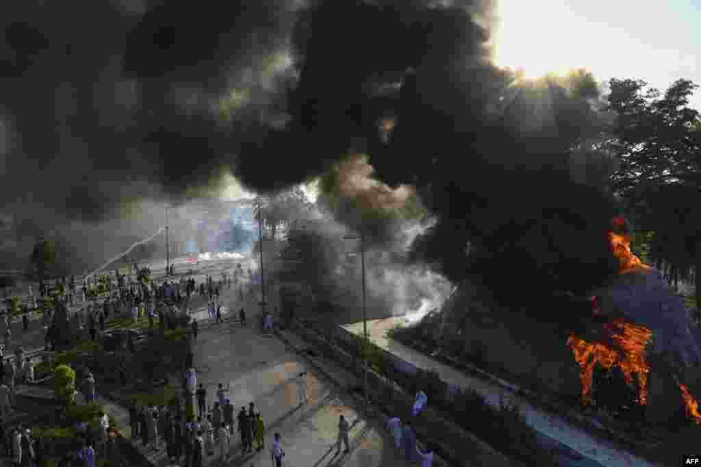 آتش‌سوزی در یکی از جاده‌های شهر پشاور