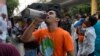 FILE - Seorang pria minum air di sebuah warung pinggir jalan yang menyajikan air minum gratis kepada para penumpang, ketika gelombang panas terus melanda ibu kota India, New Delhi, 22 Mei 2024. (AP/Manish Swarup)