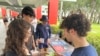Sejumlah mahasiswa membagikan selebaran yang berisi informasi terkait pemilu bagi para pemilih muda di Florida Atlantic University, di Boca Raton, Florida, pada 11 April 2024. (Foto: AP/Cody Jackson)