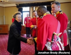 Putri Anne, yang juga Kolonel The Blues and Royals (Garda Kavaleri Kerajaan) menyalami para perwira di Barak Wellington, London, Inggris, 3 Mei 2023, menjelang upacara penobatan Raja Charles. (Foto: Jonathan Brady/Pool via Reuters)