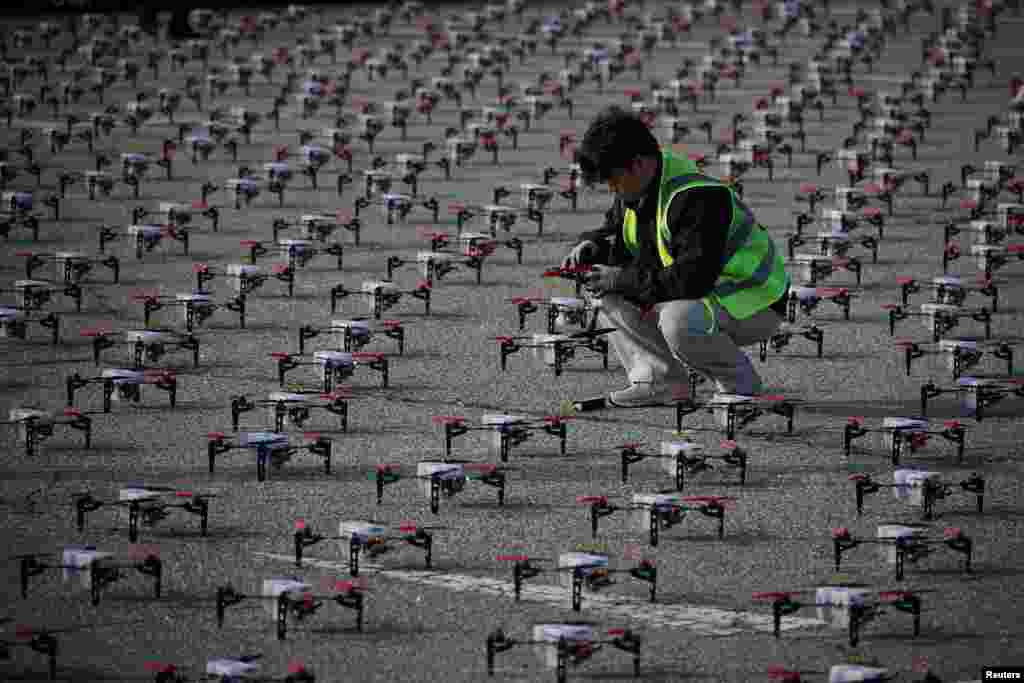 Seorang petugas memeriksa drone sebelum World Drone Light Show 2024, yang merupakan bagian dari Korea Drone Expo 2024, di Incheon, Korea Selatan.