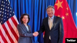 资料照：美国商务部长吉娜·雷蒙多和中国商务部长王文涛2023年5月25日在华盛顿进行会晤 （图片来源：Twitter@SecRaimondo)