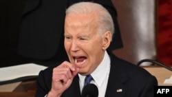 Presiden AS Joe Biden memberi isyarat saat menyampaikan pidato kenegaraan di House Chamber of the US Capitol di Washington, DC, pada 7 Maret 2024. (Foto: AFP)