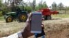 Aplikasi ponsel menunjukkan pergerakan traktor John Deere 5503, dipasang dengan teknologi Hello Tractor yang menghubungkan petani dengan pemilik kendaraan, di desa Umande di Nanyuki, Kenya, 4 Februari 2020. ( REUTERS/Njeri Mwangi)