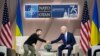Presiden AS Joe Biden, kanan, menjabat tangan Presiden Ukraina Volodymyr Zelenskyy dalam pertemuan di sela KTT NATO di Washington, pada 11 Juli 2024. (Foto: AP/Susan Walsh)