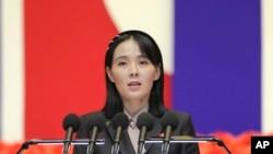 北韓政府發布的照片，圖中朝北韓導人金正恩的妹妹金與正(Kim Yo Jong)2022年8月10日在平壤舉行的抗擊新冠病毒的大會上講話。