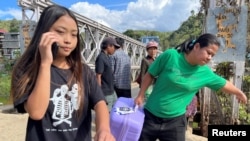 အိန္ဒိယ မီဇိုရမ်ပြည်နယ်နဲ့ မြန်မာနိုင်ငံကြား ဆက်သွယ်ထားတဲ့ နယ်စပ်တံတားကို ဖြတ်ပြီး စစ်ဘေးရှောင်ကြတဲ့ မြန်မာနိုင်ငံသားများ (ဓါတ်ပုံ _ REUTERS) (ယခင်မှတ်တမ်းပုံ)