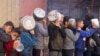 Anak-anak Palestina membawa panci antre untuk mendapat makanan dari sebuah dapur amal di tengah kekurangan pasokan pangan akibat konflik Israel dan Hamas yang masih berlangsung, di Rafah, Jalur Gaza, 14 Desember 2023. (Foto: Saleh Salem/Reuters)